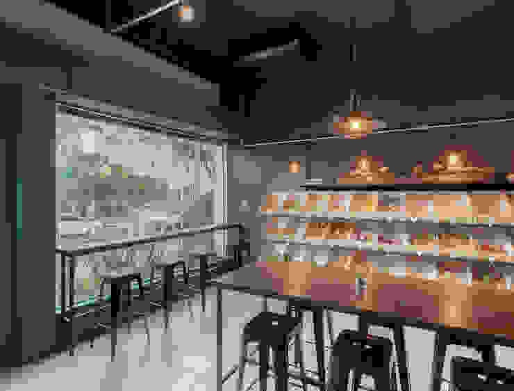 Cuatro Café e Fruta AIRE Arquitetura Interiores e Retail Espaços comerciais industriais Preto vitrine mesas salão expositor cafeteria fruteira