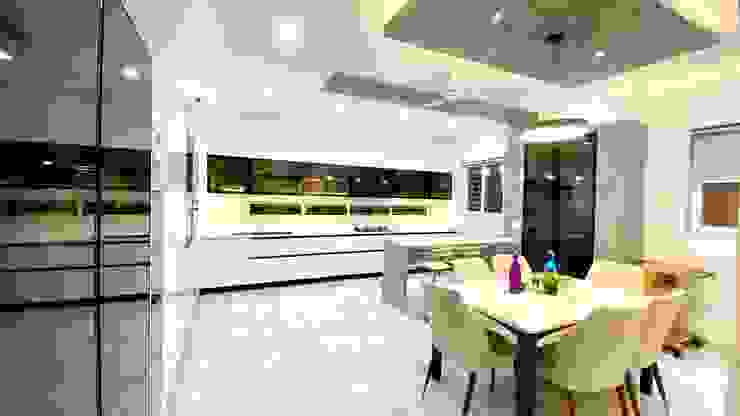 Bungalow for Dr. Shashidhar Kattimani at Ghatprabha, Karnataka A B Design Studio Eclectic style kitchen