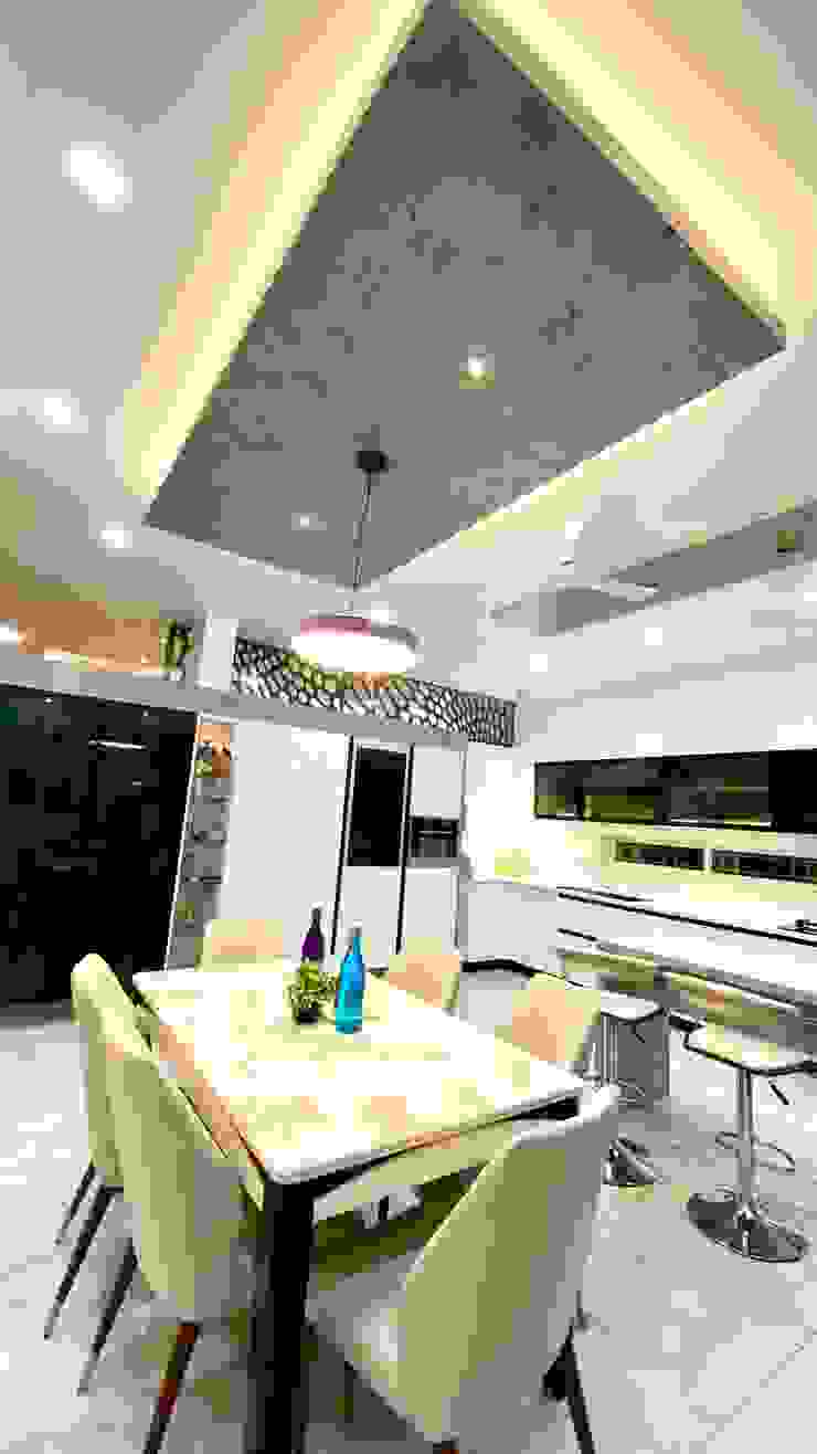 Bungalow for Dr. Shashidhar Kattimani at Ghatprabha, Karnataka A B Design Studio Eclectic style dining room