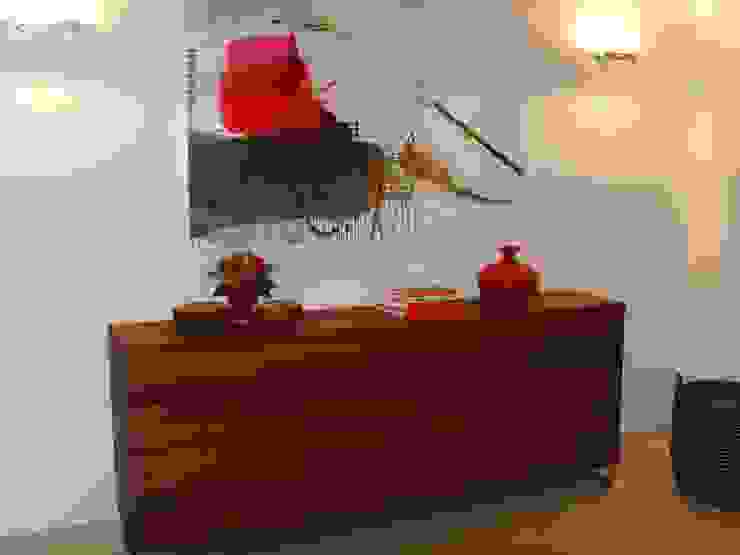 Kunstvoller Eingangsbereich lieber feng shui Moderner Flur, Diele & Treppenhaus Holz Rot Flur, Diele, Feng Shui, Eingang