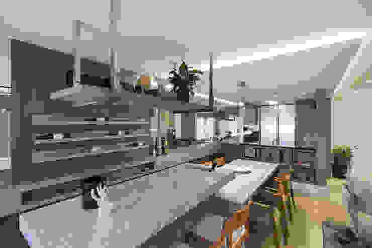 Casa Terrara Bibiana Menegaz - Arquitetura de Atmosfera Adegas modernas bar, adega, luxo, prateleira pendente, espelho, m&aacute;rmore branco, banquetas