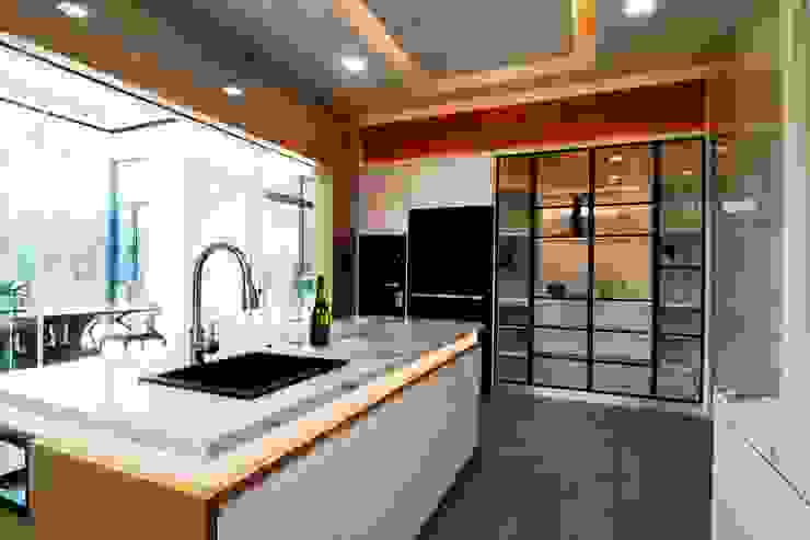 DOUBLE STOREY HOUSE @ BANDAR KINRARA, PUCHONG, MDD DESIGN SDN BHD MDD DESIGN SDN BHD Modern style kitchen