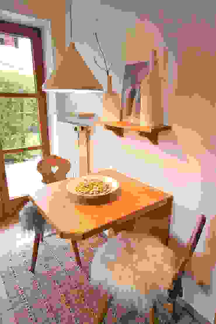 home staging - Landhaus wird für den Verkauf inszeniert - Küche gemütlicher gestalten Münchner home staging AGENTUR GESCHKA Kleine Küche