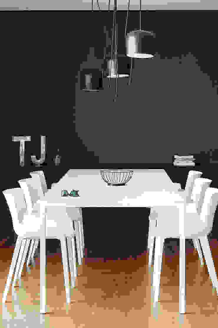 CASA 1811, GILIBERTI Std. GILIBERTI Std. Soggiorno minimalista Grigio tavolo, sedie, muro scuro, muro nero, flos, aim