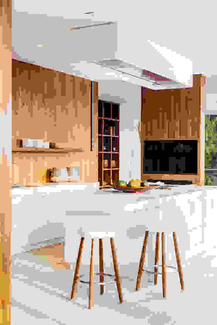 Offene Küche mit Holzvertäfelung Eberhard + Florian Horn GmbH Moderne Küchen Kochinsel, Bulthaup, Raumtrenner, Küchenbereich, Holzvertäfelung, Walnussholz