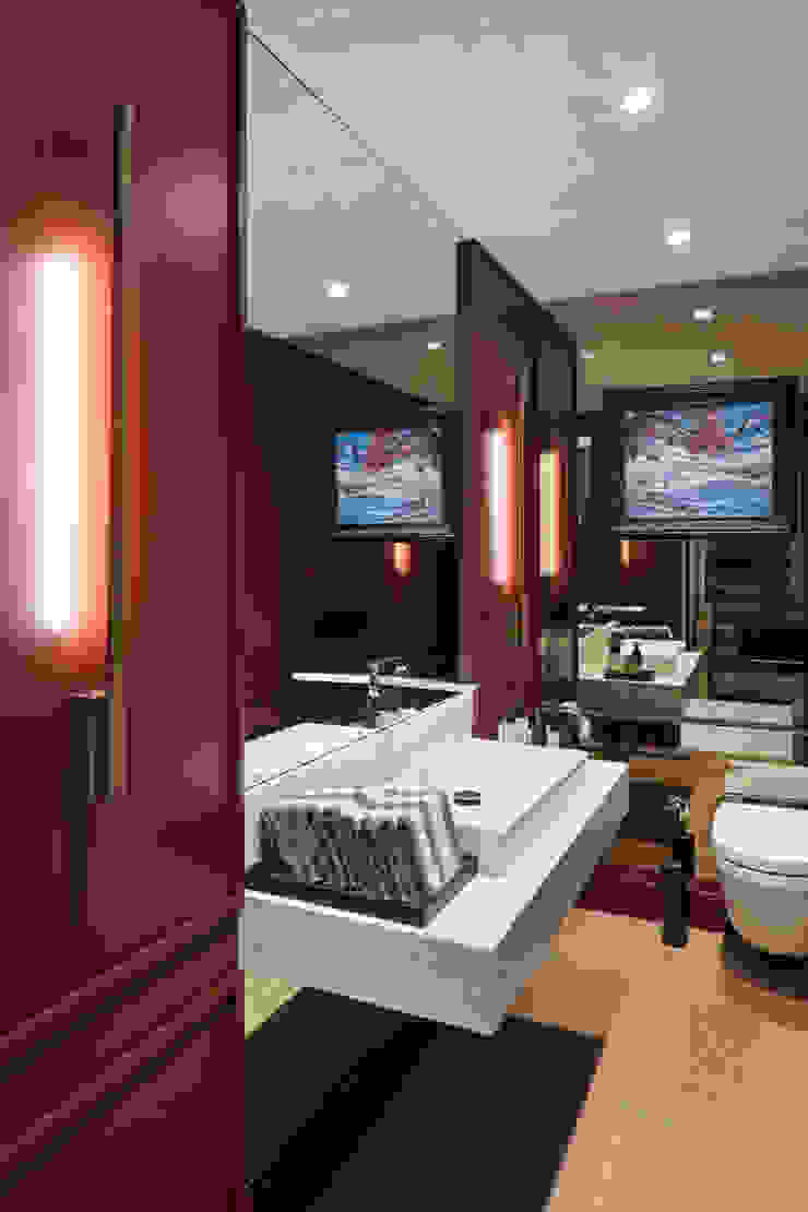 powder room Esra Kazmirci Mimarlik Modern bathroom Wood Red