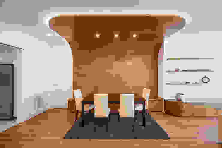 OOIIO Arquitectura Sala da pranzo moderna Legno composito Effetto legno