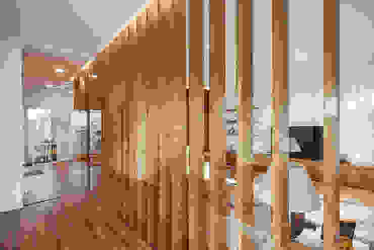 OOIIO Arquitectura Studio in stile scandinavo Legno composito Marrone