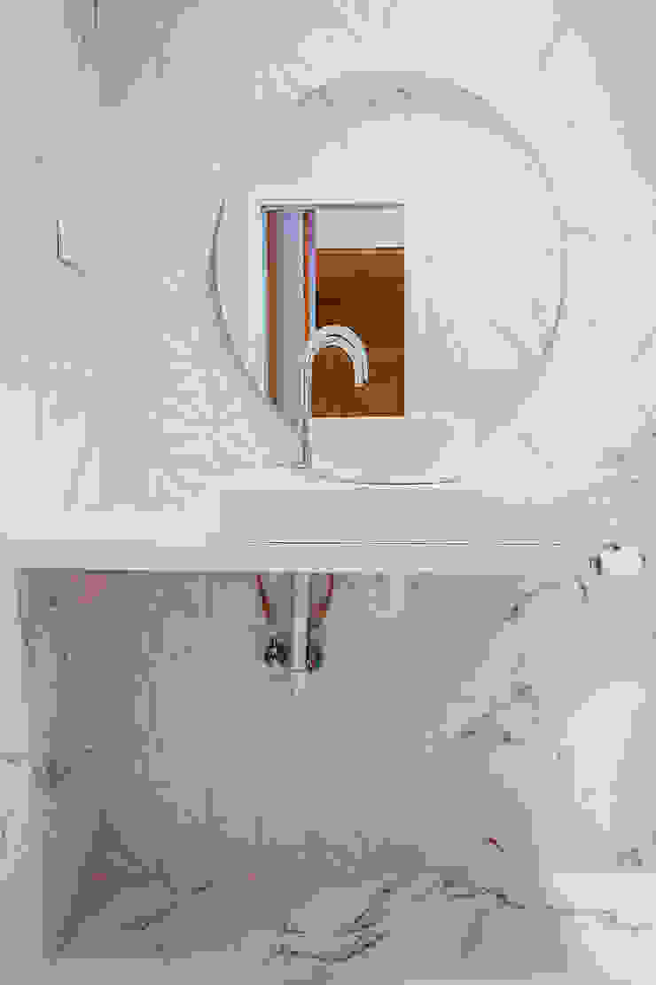 OOIIO Arquitectura Bagno moderno Marmo Bianco