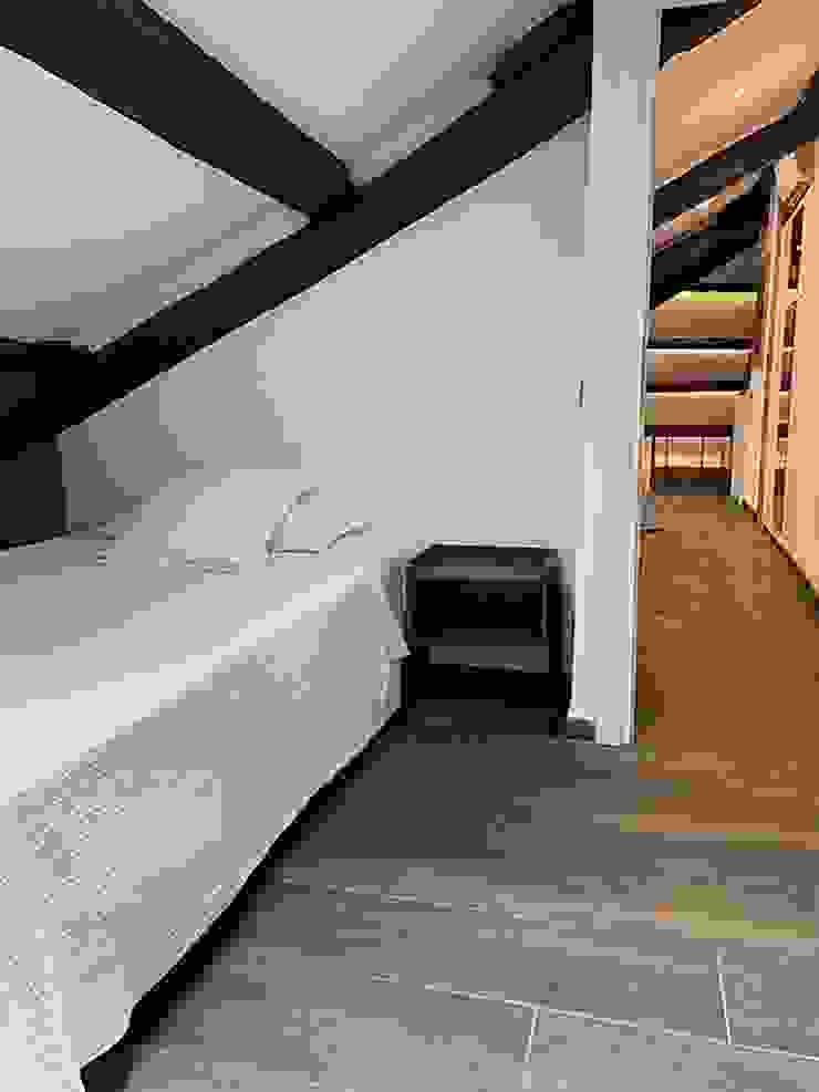 Cameretta singola piano superiore Dr-Z Architects Camera da letto piccola pavimento in parquet, travi in legno, mansarda, tetto inclinato,copriletto bianco, comodino retrò, comodino in legno, camera singola