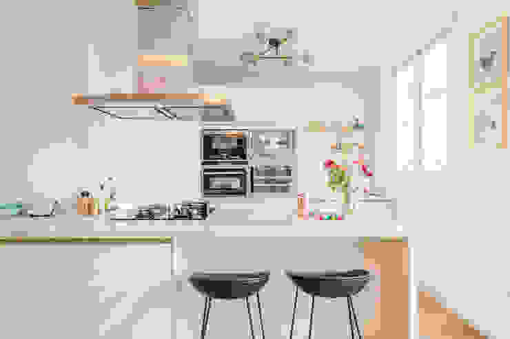2 robins hood Eclectische keukens Eigendom,kasten,Meubilair,aanrecht:,wit,Tafel,Hout,rekken,Verlichting,Interieur ontwerp
