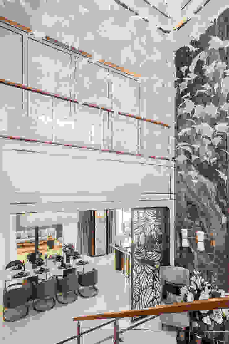 The pavilla residence-hypestudio Hypestudio สไตล์ผสมผสาน ทางเดินห้องโถงและบันได หิน Brown
