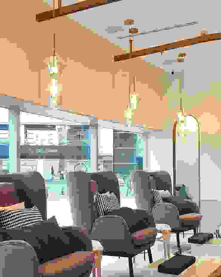 Polish nail boutique -hypestudio Hypestudio กำแพง กระจกและแก้ว Grey
