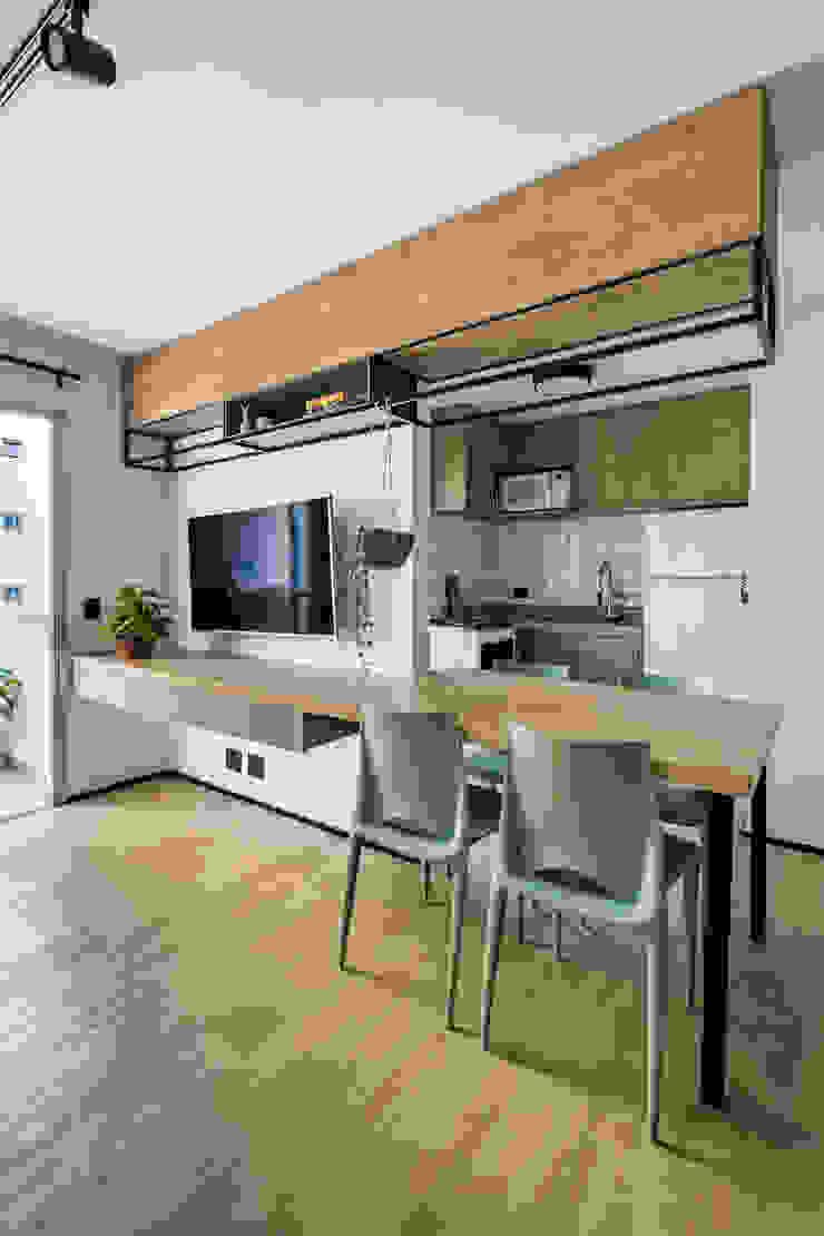 Apartamento Compacto para aluguel em tons neutros sem perder a personalidade, Studio Elã Studio Elã Столовая комната в стиле лофт Дерево Зеленый