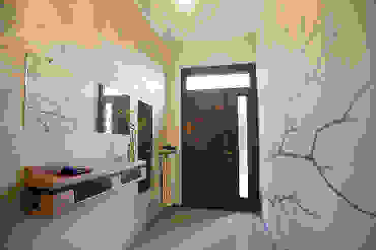 Corridoio ingresso Essestudioarch Ingresso, Corridoio & Scale in stile moderno decorazione murale, specchio, pittura murale, pavimento in micro cemento, lampadario, luce led