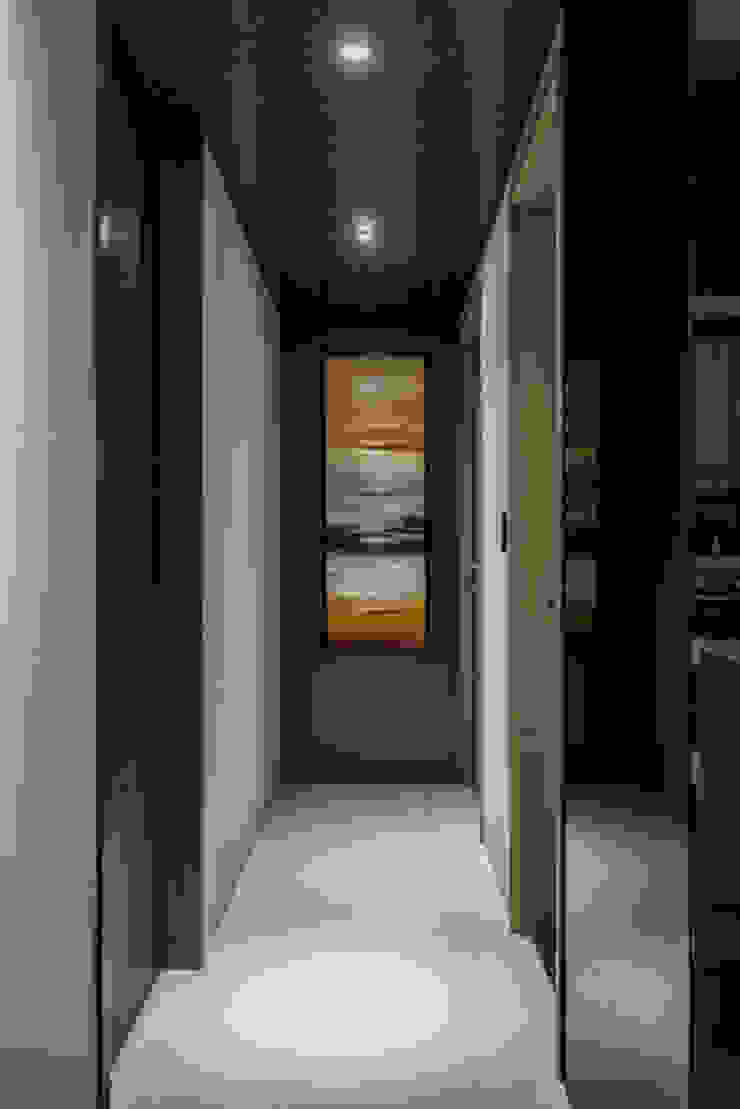 Completeness – Condominium interior design 勻境設計 Unispace Designs 現代風玄關、走廊與階梯