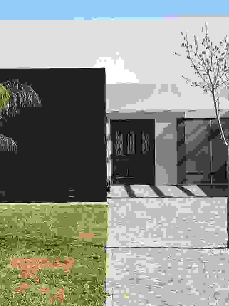 LLACAY arquitectos Minimalist houses