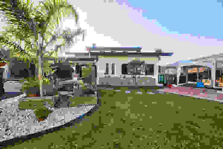 Moradia T3 com piscina na Gafanha da Nazaré. Next House Jardins clássicos Céu,Plantar,Prédio,Nuvem,Árvore,Casa,Porta,Terreno,Grama,Área residencial