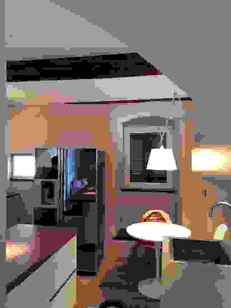 cucina Miria Uras architettura & design Cucina piccola Legno Beige cucina, illuminare il piano cottura, illuminare il lavello, angolo cottura, rivestimento cucina in vetro colorato. cucina colori neutri, frigo all'americana