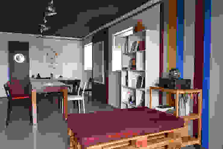 Portal do Envelhecimento - Sala Multiuso Enzo Sobocinski Arquitetura & Interiores Escritórios ecléticos Ferro/Aço Multi colorido futon, parede lousa, iluminação industrial, cores, reciclado, pallets