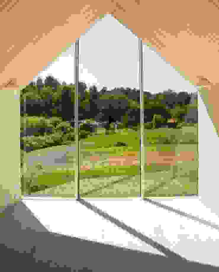 Casa in legno passiva Ingresso, Corridoio & Scale in stile moderno di Green Living Ltd Moderno Legno massello Variopinto