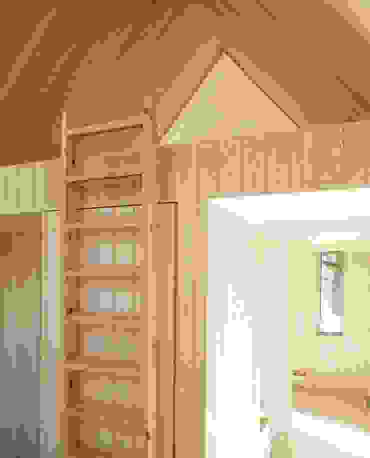 Casa in legno passiva Ingresso, Corridoio & Scale in stile moderno di Green Living Ltd Moderno Legno massello Variopinto
