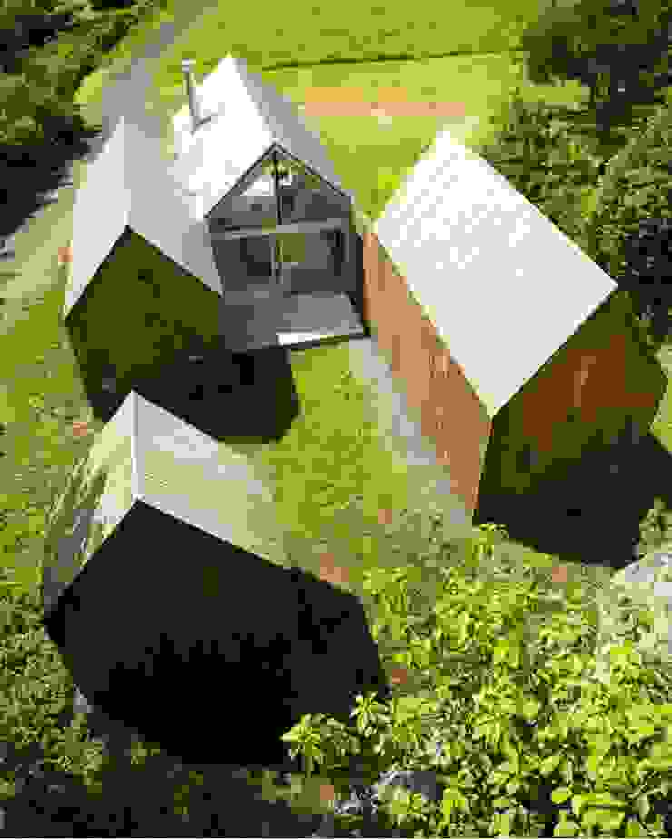 Casa in legno passiva di Green Living Ltd Moderno Legno massello Variopinto