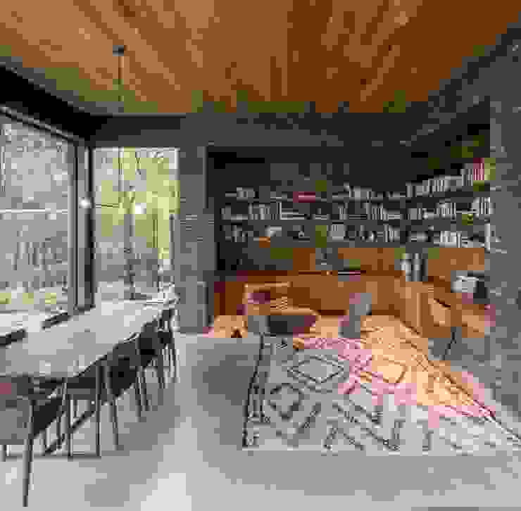 Casa in legno passiva Sala da pranzo moderna di Green Living Ltd Moderno