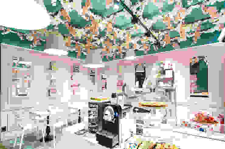 Vista interna dello spazio viemme61 Gastronomia in stile classico pasticceria, pastry, rosa, pink, boiserie, lampadari, lampadari a sospensione, specchi, marmo, bancone bar, fiori, flower, mirror,