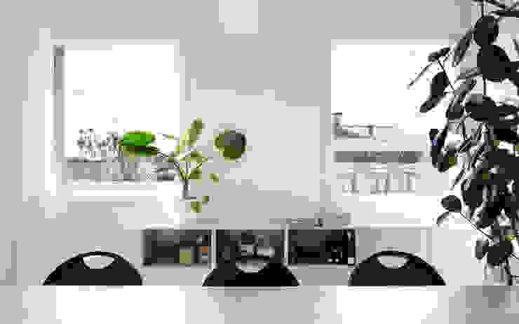 Attico LP - sala da pranzo locatelli pepato Sala da pranzo moderna open space soggiorno pavimento legno bianco grandi finestre verde piante living terrazza pranzo tavolo ferro sedie nere vista panoramica