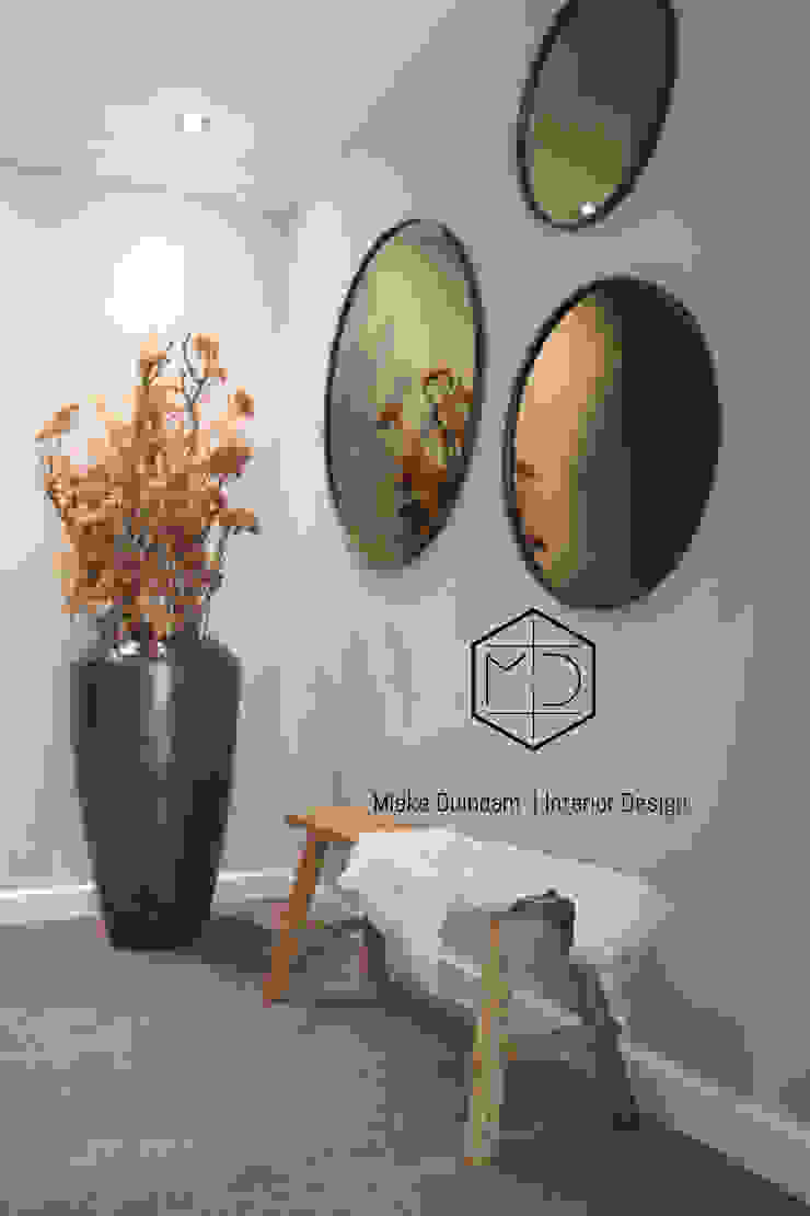 voorportaal master bedroom Mieke Duindam | Interior Design Moderne slaapkamers Fotolijst,Plant,Hout,Kunst,Interieur ontwerp,Gebouw,Kamerplant,huis,Bloempot,Comfort