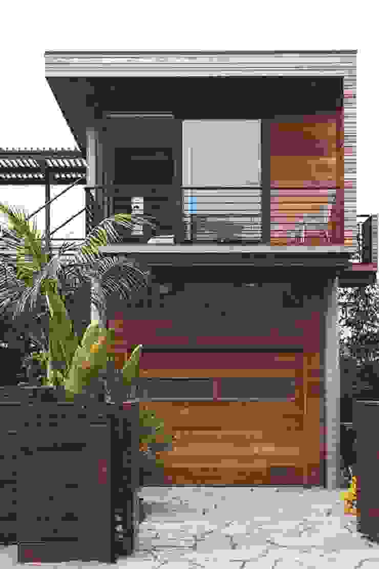 Casa singola fatta con containers navali. di Green Living Ltd Moderno