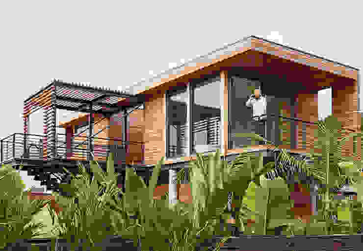 Casa singola fatta con containers navali. di Green Living Ltd Moderno