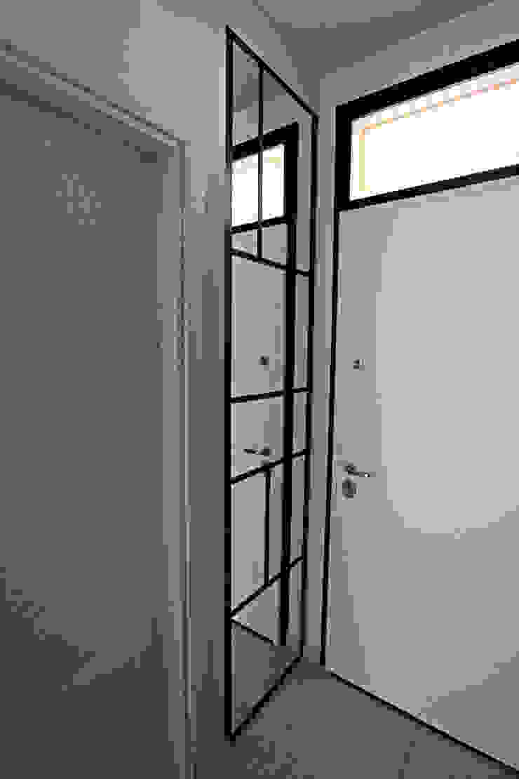 porta armadio Marcello Cesini Architetto Porte interne Ferro / Acciaio porta, specchio, legno, ferro, bianco, nero, grigio