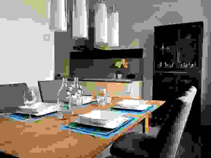 Essbereich / Küche Airbnb - Cosy City Apartment, Slovenia Paddy Artist Design GmbH Moderne Esszimmer Holz Braun Interior Design Wien Innenraumausstatter Raumplanung Sanierung Renovierung Leder Designtapete Fendi Casa Minotti Molteni Foscarini Bolia Knoll Gubi Louis Poulsen Kartell Boconcept Flos Vitra Paddy Artist Design Paddy Artist Planung Raumdesign Raumgestalter Schlafzimmer Küche Grün Rot Airbnb Mietwohnung Günstige Renovierung Moooi Tischler Bodenleger Künstler Konzeptersteller Interior Wien