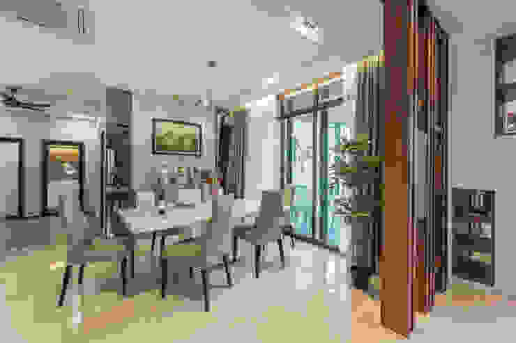 SETIA UTAMA 3-STOREY CLUSTER HOME, Simsan Design Simsan Design Modern dining room Bright, Warm