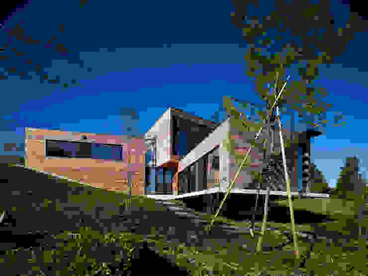 Casa singola fatta con containers navali. di Green Living Ltd Moderno