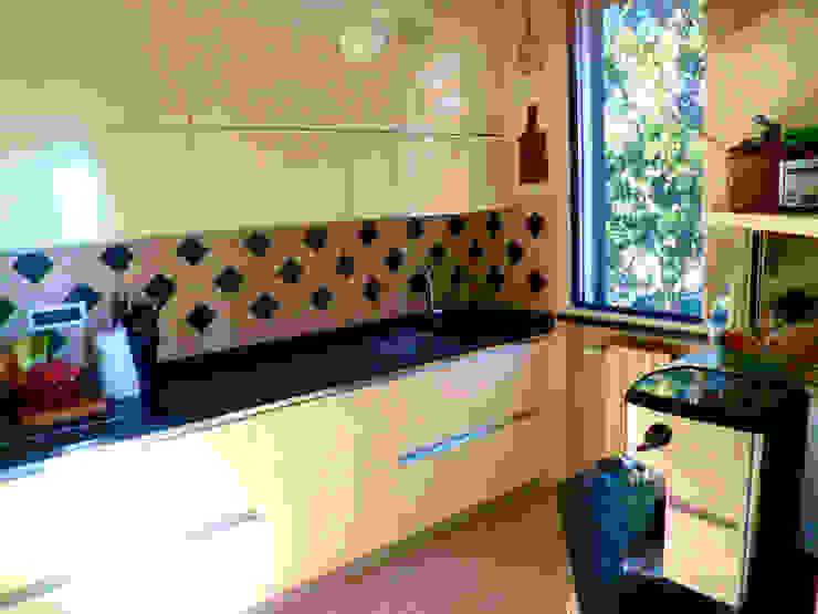 Cucina vintage colore panna con piano di lavoro in marmo nero Arch. Sara Pizzo - Studio 1881 Cucina piccola MDF Bianco