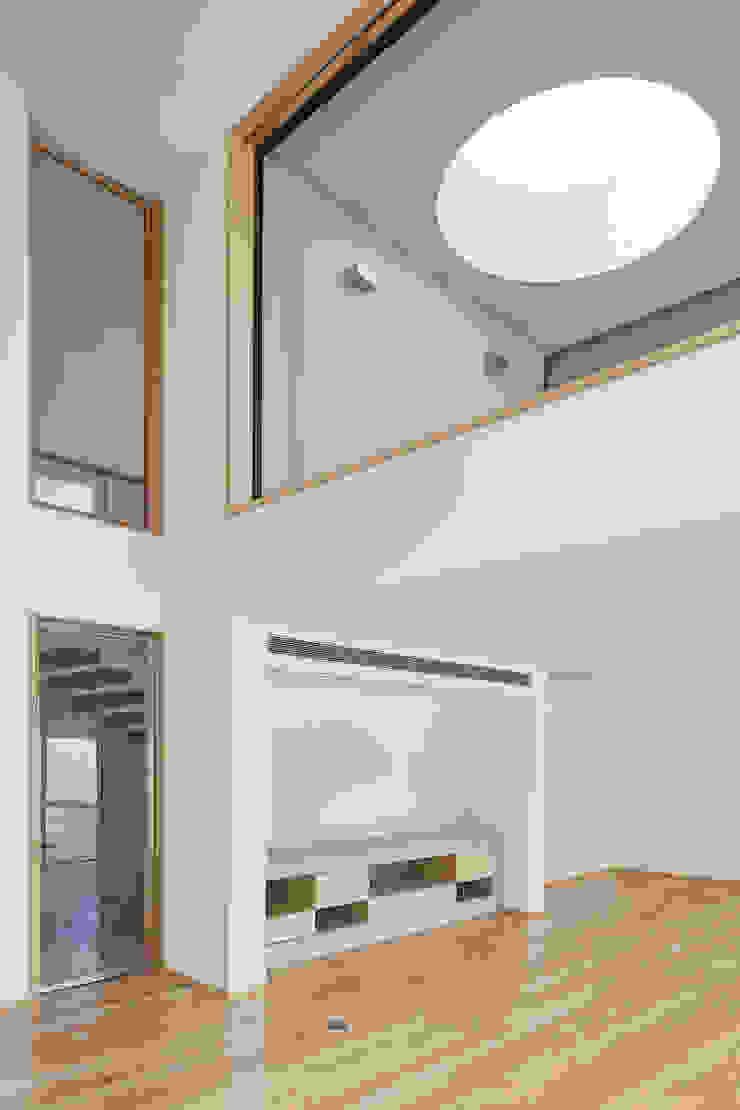 CM House Atelier d'Arquitetura Lopes da Costa Soggiorno moderno