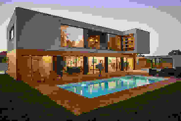 CM House Atelier d'Arquitetura Lopes da Costa Giardino con piscina Legno Ambra/Oro
