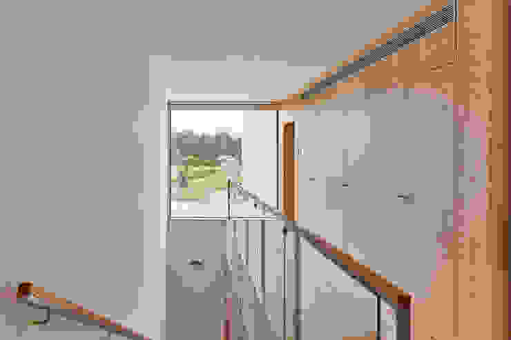 CM House Atelier d'Arquitetura Lopes da Costa Ingresso, Corridoio & Scale in stile moderno Legno