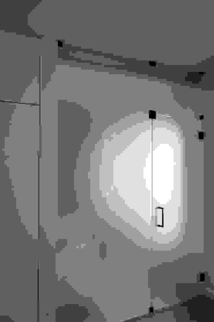 Casa de banho em vidro fosco goodmood - Soluções de Habitação Casas de banho modernas Vidro Branco casa de banho, vidro fosco, preto, vidro
