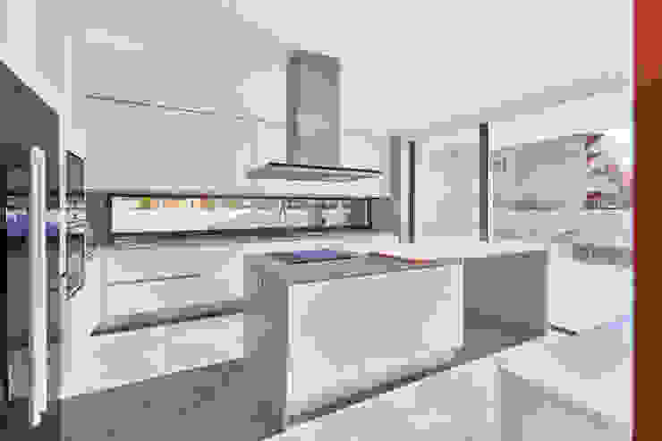 MC House Atelier d'Arquitetura Lopes da Costa Cucinino Grigio
