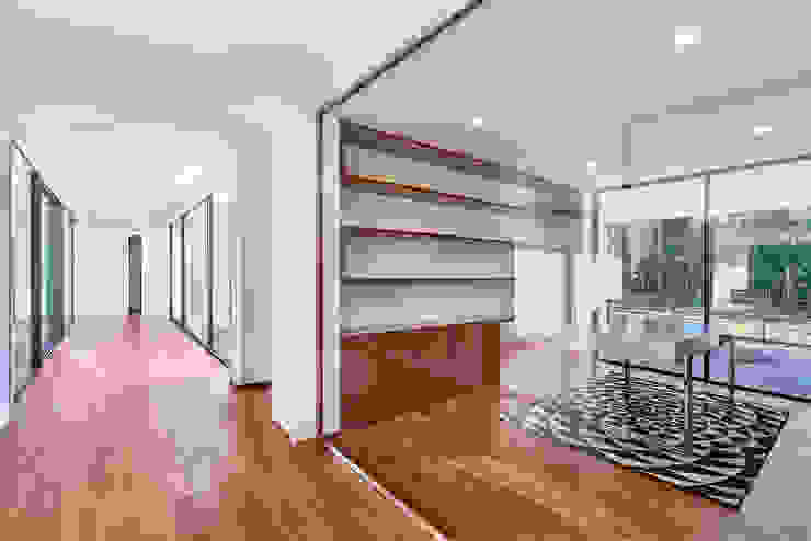MC House Atelier d'Arquitetura Lopes da Costa Studio moderno Legno