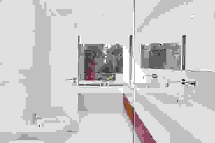MC House Atelier d'Arquitetura Lopes da Costa Bagno moderno Ceramica Bianco