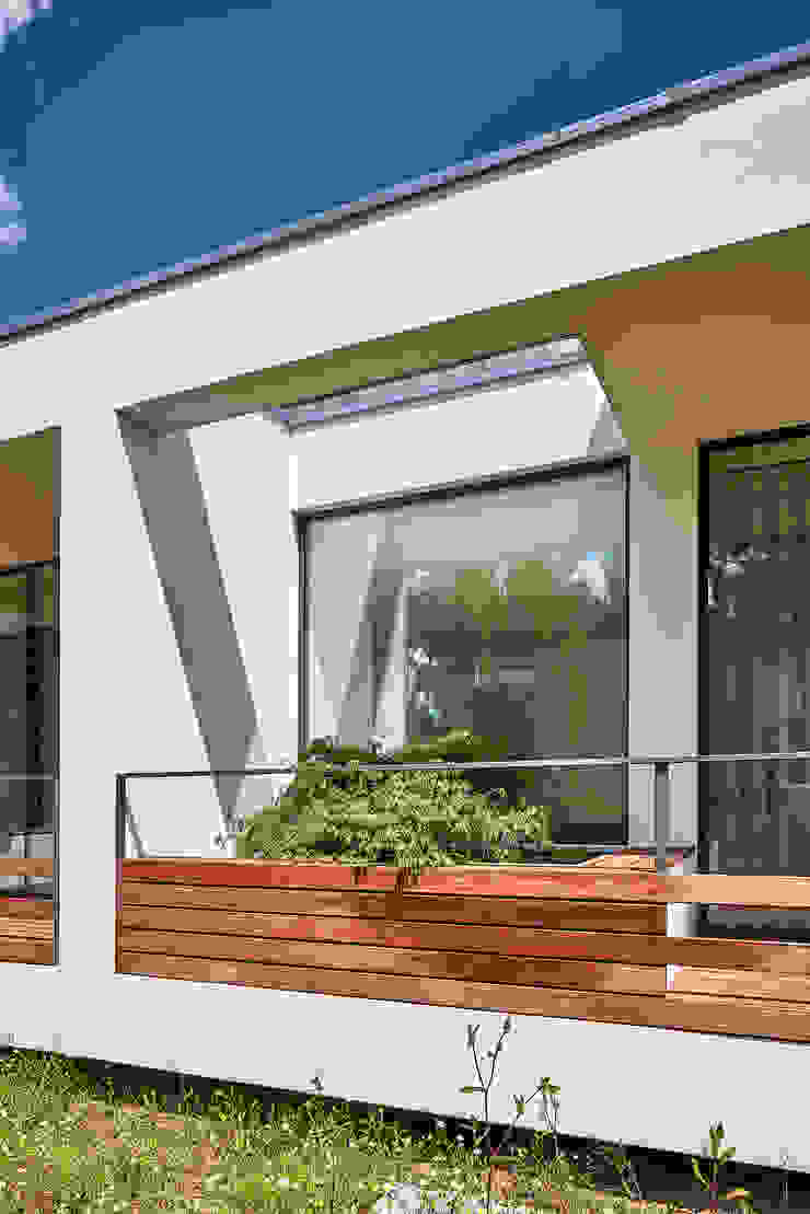MC House Atelier d'Arquitetura Lopes da Costa Balcone, Veranda & Terrazza in stile moderno Legno