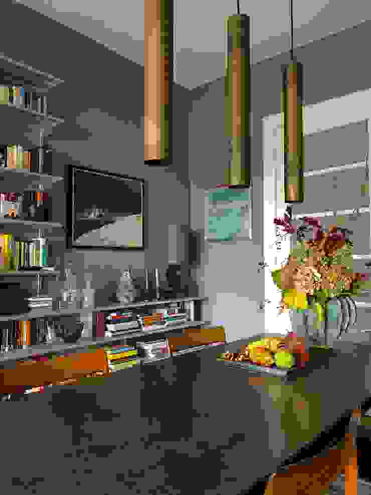 Esszimmer mit Metalltisch harryclarkinterior Ausgefallene Esszimmer Mehrfarbig Esstisch, Stahltisch, Messinglampen, Farbgestaltung, vintagestühle,