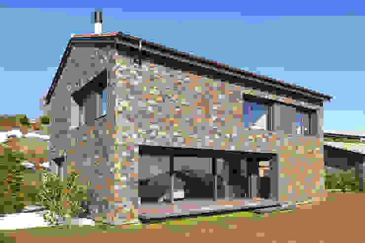 Single Family House in Pyrenees Mountains, Labanc.Studio Labanc.Studio Maisons de campagne Pierre Multicolore