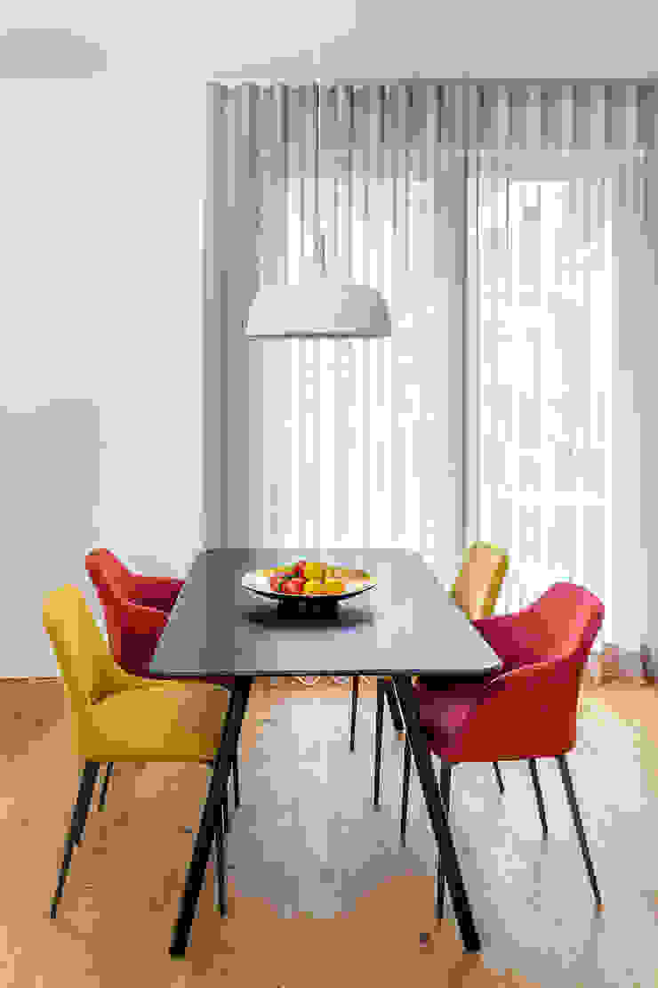 Eine farbenfrohe und elegante Wohnung in Berlin, CONSCIOUS DESIGN - INTERIORS CONSCIOUS DESIGN - INTERIORS Phòng ăn phong cách hiện đại Gỗ Red