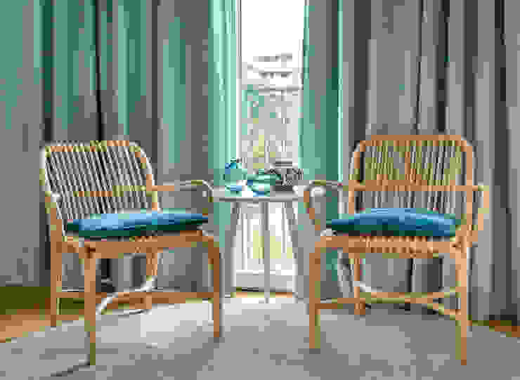 Sitzecke mit zwei Sessel aus Rattan CONSCIOUS DESIGN - Interiors by Nicoletta Zarattini Moderne Wohnzimmer Holz Türkis